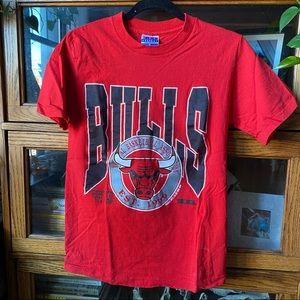 Chicago Bulls tshirt - 1990 logo - like new vintage! Adult small